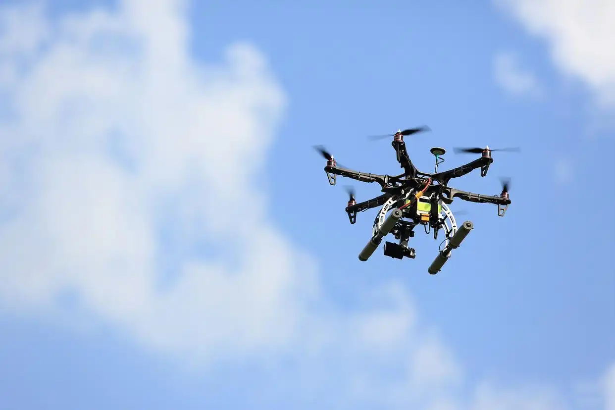 从暗淡到透亮，无人机外墙清洁如何重塑城市天际线的光彩？